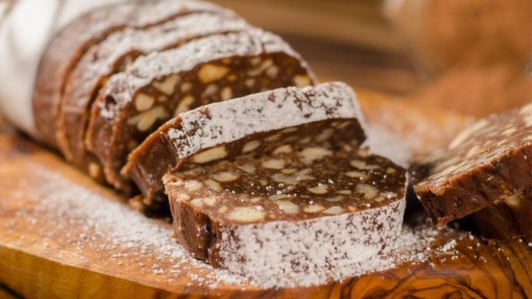 Кулинарный рецепт: Шоколадная колбаска со сгущенным молоком, печеньем и орехами на ГОТОВИМ СМАЧНО