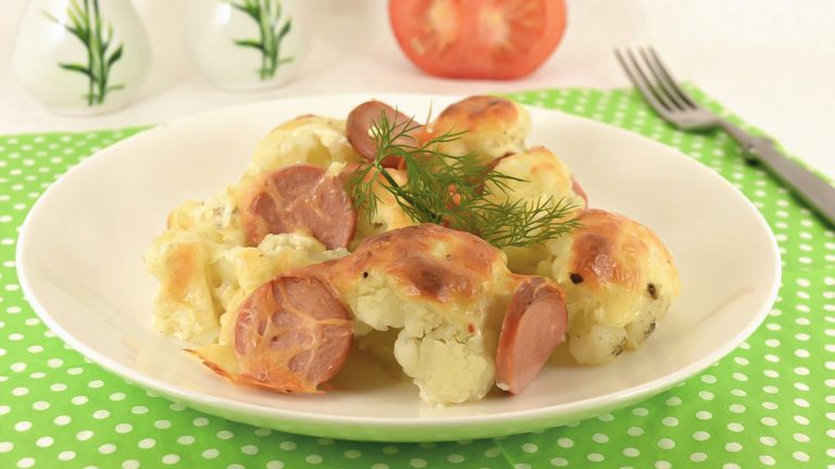 Кулинарный рецепт: Запеканка из цветной капусты с сосисками на ГОТОВИМ СМАЧНО