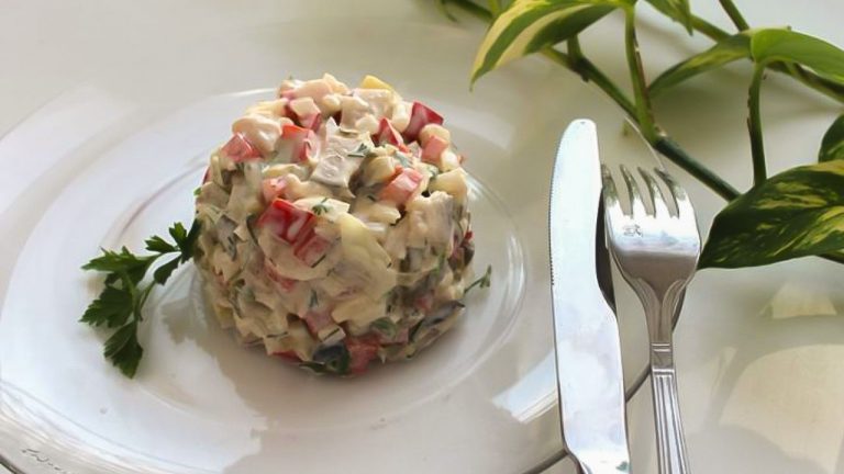 Кулинарный рецепт: Салат из копченой скумбрии с маринованными огурчиками на ГОТОВИМ СМАЧНО