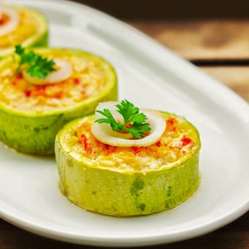 Кулинарный рецепт: Фаршированные мясом кабачки под сырной корочкой на ГОТОВИМ СМАЧНО