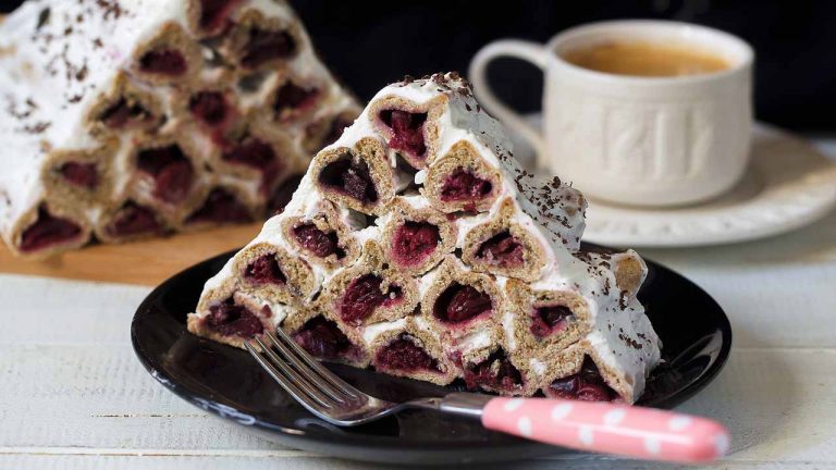 Кулинарный рецепт: Торт «Монастырская изба» с вишней и сметанным кремом на ГОТОВИМ СМАЧНО