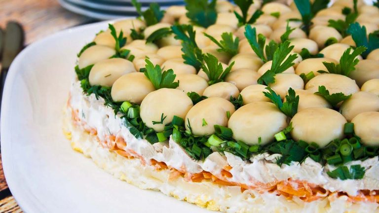 Кулинарный рецепт: Салат «Грибная поляна» с шампиньонами на ГОТОВИМ СМАЧНО