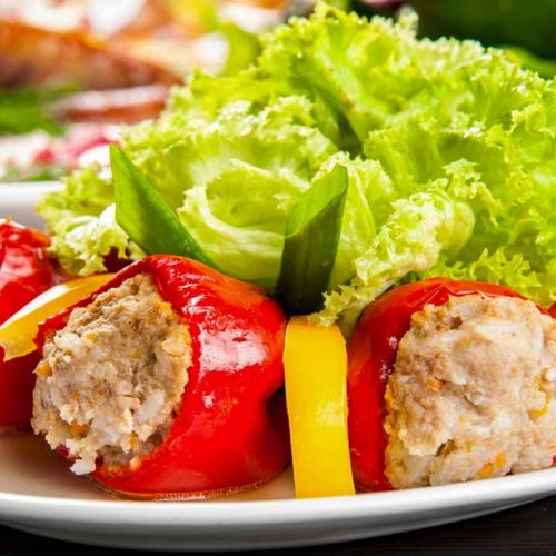 Кулинарный рецепт: Фаршированный перец с начинкой из фарша и риса на ГОТОВИМ СМАЧНО