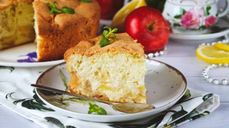 Кулинарный рецепт: Шарлотка с яблоками: простая и пышная