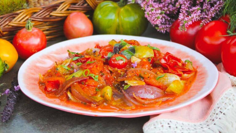 Кулинарный рецепт: Тушеные помидоры с луком и чесноком