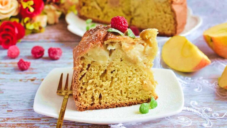 Кулинарный рецепт: Пышная шарлотка с яблоками на кефире