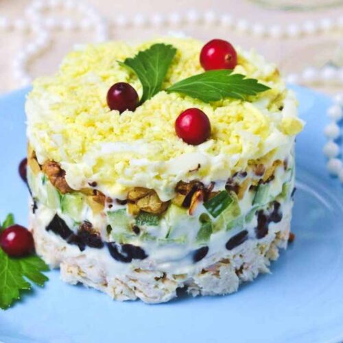 Кулинарный рецепт: Салат из курицы с черносливом и орехами